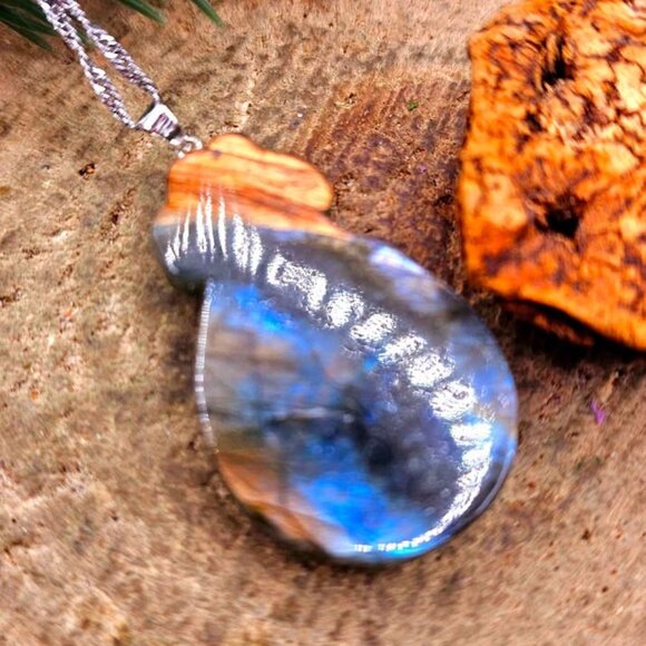 Nature Labradorite Carved Lotus Chinese Pipa Pendant Necklace - Picture 9 of 10